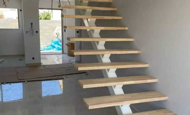 Installation d'escalier flottant, Montpellier, AMBIANCE MÉTAL